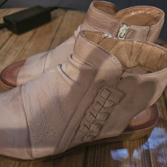 NEW Miz Mooz Wide Width Leather Rutched Sandals - Flaire - Picture 3 of 4